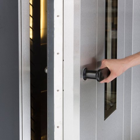 Bakery rack oven for small spaces with effectively insulated door