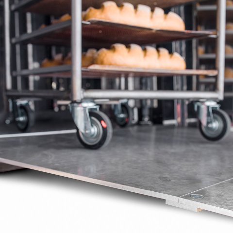 Adjustable ramp makes it easy to load and unload and Insulated floor in high quality materials.
