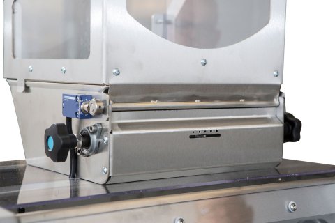 Glimek Bread moulder mo300 with centrally adjustable infeed flaps in hopper with size indicator