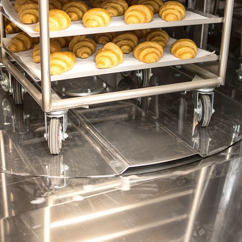 Roll in rack oven with rotating platform and automatic rotation stop 