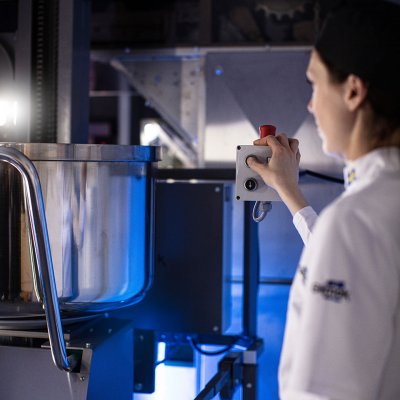 User-friendly Bowl Lift for lifting dough, simple controller, no training needed glimek